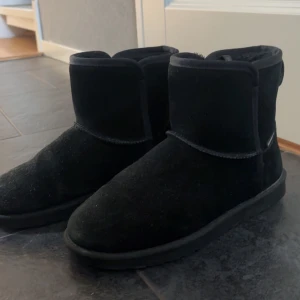 Uggs liknande boots  - Uggs liknande skor. Jätte sköna och varma så passar perfekt till vintern. skick 9/10 då dom är lite smutsiga men går nog att få bort enkelt. Dem är även vattentåliga!