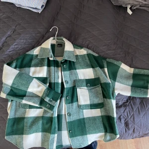 Skjortjacka  - Grön och vit skjort jacka, helt ny aldrig använd 