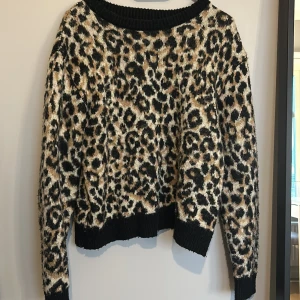 Leopard tröja - En stickad leopardmönstrad tröja från cubus. Bra skick men lite nopprig!
