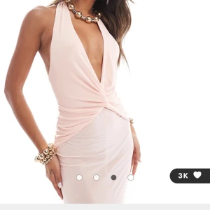 ASOS ljusrosa maxiklänning - Så söt klänningen från asos, beställde till ett bröllop men använde en annan klänning istället, därav helt oanvänd men jag hann inte skicka tillbaka paket i tid! 