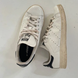 Stan Smith adidas  - Adidas stan Smith storlek 38  Använda men sulan blir ren av en tvätt med vanish 