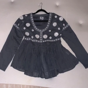 Bohemian tröja - Jätte fin tröja med små knappar och paljett motiv. Om jag minns rätt köpte jag denna för runt 1600. Tröjan är oanvänd 