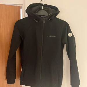 Sail racing jacka  - En ny sailracing jacka som knappt är använt. Inga skador. Storlek 150