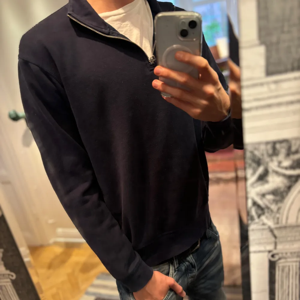 Halfzip från Zara 🤩| perfekt skick ✅| jag är 184cm och väger 66kg 🤝. Hoodies.