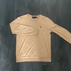 Ralph lauren tröja - Denna beiga tröjan är Slim fit och är storlek S. Den köptes från care of carl för 1800. Jag säljer betydligt mycket billigare för endast 329. Skick 10/10 inget tecken på användning. Hör av dig om du är intresserad🔥