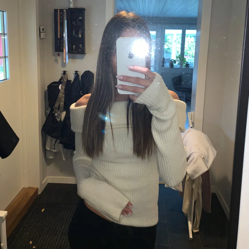stickad vit off shoulder! helt ny och aldrig anvĂ€nd đ„° super fin och skön!. Neuleet.