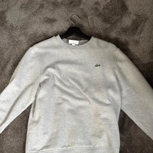 Lacoste tröja  - Hej, säljer denna Lacoste tröja som är nästan till ny med inga skador, den är storlek small!