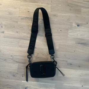 Marc jacobs crossbody väska  - Super bra skick🖤( äkta )