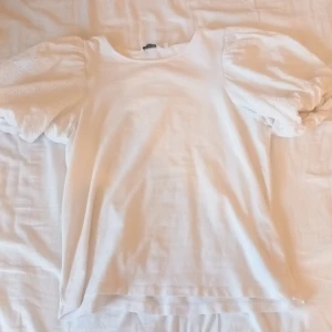 Blus/topp i storlek S - Jätte fin blus/top med puffärmar i vit, som tyvärr inte kommer till användning längre. Den är köpt secondhand för cirka 100kr. Inga fläckar eller hål💗