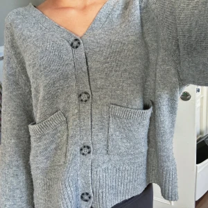 Kofta - Super mysig kofta som helt enkelt bara inte kommer till användning längre💕 skriv vid frågor🌟 Pris går att diskutera 