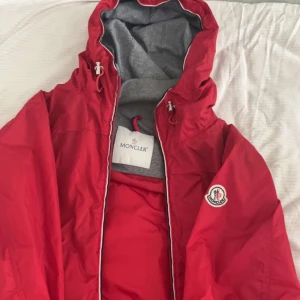 Moncler  - Tja säljer en jätte fin moncler jacka ganska tun men riktigt stilig köpte begagnad digitalt kvitto finns🙃