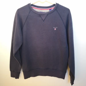 Mörkblå sweatshirt från Gant.  - Mörkblå sweatshirt från Gant. Storlek small. Fint skick. 