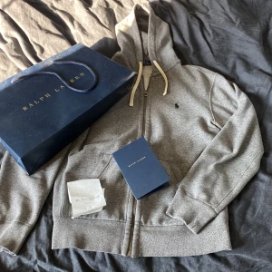 Ralph lauren hoodie - Skick 9/10 inga defekter eller tecken på användning finns Storlek S Perfekt nu till hösten🍁🍂