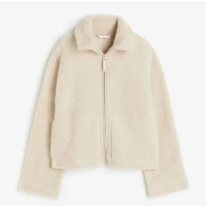Teddy jacka - Teddyjacka från h&m, tvättad en gång och i bra skick. Många är intresserade så den som budar högst får den 