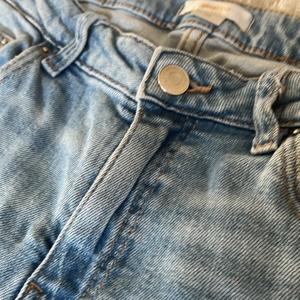 Säljer ett par snygga blå jeans från Gina Tricot i storlek 158. De har en klassisk design med knapp och dragkedja framtill. Jeansen är boot cut.. Jeans & Byxor.