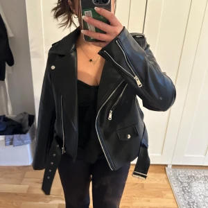 Skinnjacka  - Helt oanvänd skinnjacka. Storlek M men passar bra för de som även bär s