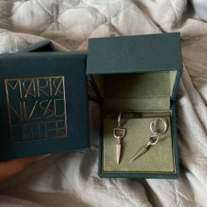 Maria Nilsdotter örhängen  - Maria Nilsdotter örhängen! Säljer båda två originalpris 2.295kr styck. Man får med boxen!