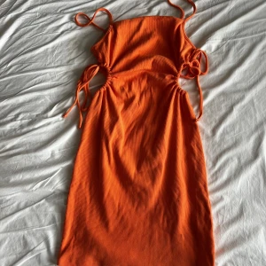 Orange sommarklänning från zara med smala axelband - Använd en gång så bra skick. Något ljusare orange än på bilden, inte i nyon som de kanske ser ut som på bilden. 🥰
