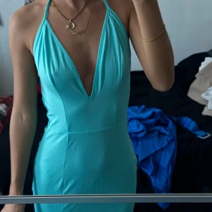 Blå klänning  - Ljusblå långklänning med öppen rygg. Jätte snygg klänning och super fin färg men lite för stor på mig. 