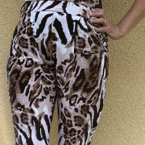 Leopard mönstrad byxdress  - Mycket snygg och väldigt skön mjuk smidig byxdress med spets baktill knyts i nacken. Finns ingen storlek i den men uppskattas som en M eller L  Mycket töjbar.