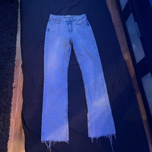 Jeans  - Säljer mina knappt använda jeans från Gina tricot. Nypris 599 säljer för 300.