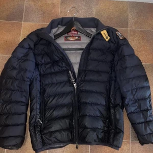 Parajumpers Regular Fit vår/höstjacka - Parajumpers vårjacka som knappt är använd. Mycket bra skick, nästan som ny. Pris kan även diskuteras. Storlek: S Nypris: 3700kr Färg: Marinblå