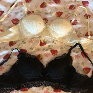 HELT NYA jättefina BH-ar - Jättevackra helt nya BH:ar🤍 Aldrig använda då dom är push-up vilket jag inte visste om när jag beställde dom c,: Storlek: 75AB, alltså 75cm under bysten och A-B kupa🤍 Båda för 250kr, 1 för 150🤍