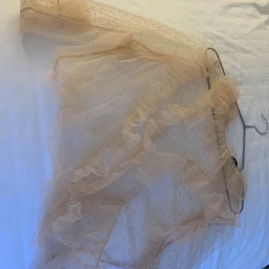 Zara festtopp - Super fin Zara topp som är helt oanvänd i storlek M men passar även S, skriv för fler bilder!!