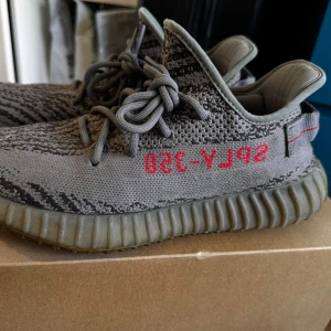 Yeezy Boost 350 - Säljer ett par nästan nya skor  storlek 42 De är i utmärkt skick och har knappt använts.kvitto finns 