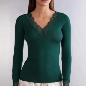 Grön intimissmi tröja med spets  - En nästan aldrig använd intimissmi tröja, ser ut att vara precis som ny. Skriv om ni har frågor eller vill se fler bilder🫶🏼