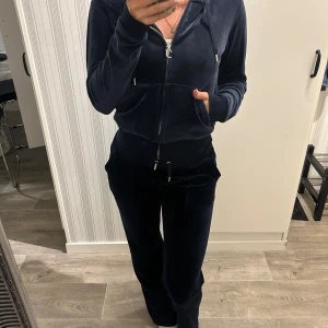 Juicy couture set  - Ordinarie pris 2498:- bra skick och använt fåtal gånger. Marinblå/mörkblå storlek xs
