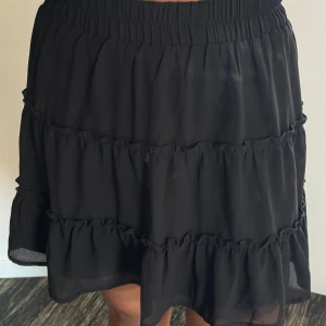Svart kjol - Svart snygg kjol i strl s. Snygg till sena sommarkvällar/ tidig höst. Skola, vardag, enkel