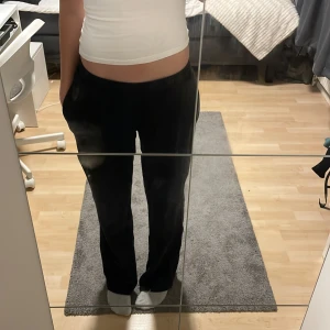 Lågmidjade mjukisbyxor  - Ett par jätte sköna lågmidjade mjukisbyxor från bikbok som inte kommer till användning då jag har ett par liknande💕 någon centimeter för korta på mig som är 171