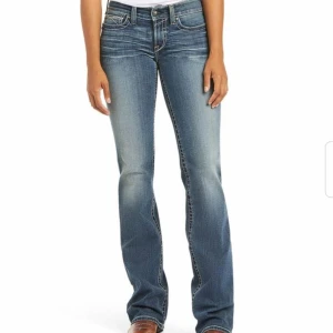 Lågmidjade jeans!  - Super snygga helt nya lågmidjade jeans! W28,L34 Säljer då dem är för små! Nypris 900kr säljer för 500kr💗passar någon som bär 34/36 i Zaras jeans dvs att de är små i storleken!
