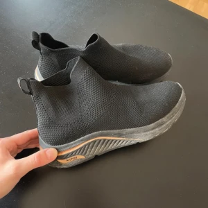 Skechers  - Skor 1: Bra ”strump” sneaker som är i väldigt gott skick! Passar även 39 skulle jag säga!  Skor 2: I bra skick. En av hälarna är lite skavd (se bild). OBS! inte guld utan rosé guld, fanns inte att välja i beskrivningen  Går bra att sälja separat 