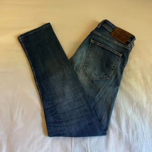 Replay Grover 32/34 - Replay Grover jeans i färgen blå. Storlek 32/34 och i mycket fint skick. Nypris 1699kr, köp för endast 599kr