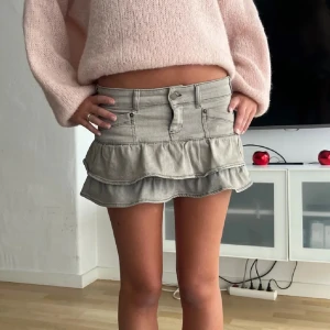 Jeanskjol - Säljer denna så snygga jeanskjolen från hm!! Den är i jättefint skick och inga defekter💞💞 Lånade bilder men skriv för egna💞