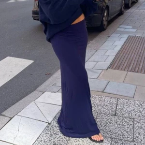 Blå långkjol - Marinblå lång kjol från Nelly, jättefint skick 