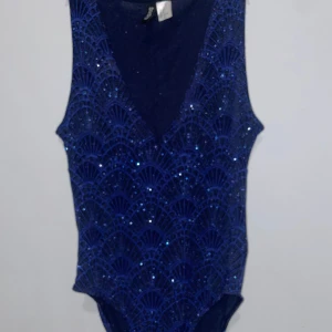 Glittrig body - En mörkblå glittrig body i storlek s