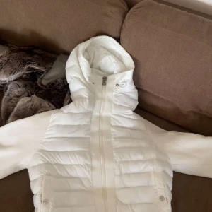 Moncler Cardigan - Säljer nu min vita moncler cardigan Skick 9/10 Priset är ej hugget i sten Kom privat för fler info