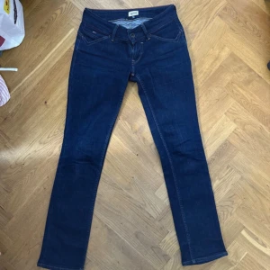 Lågmidjade jeans från Tommy Hilfiger - Säljer dessa marinblå jeans från Tommy hilfiger i storleken 26/32. Passade tyvärr inte mig och säljs därför☺️🌸