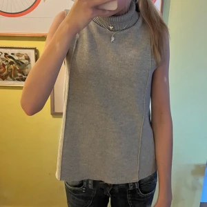 Zara tröja med hög krage/Polo  - Superfin o cool polotröja utan ärmar från zara🩶🩶🩶 Inga defekter! 