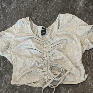 Grå topp🩶 - Grå topp ifrån Shein🩶 Använt några få gånger🩶