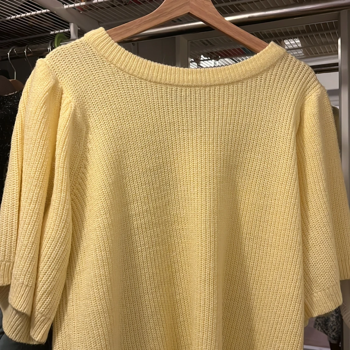 Gul stickad tröja - 90