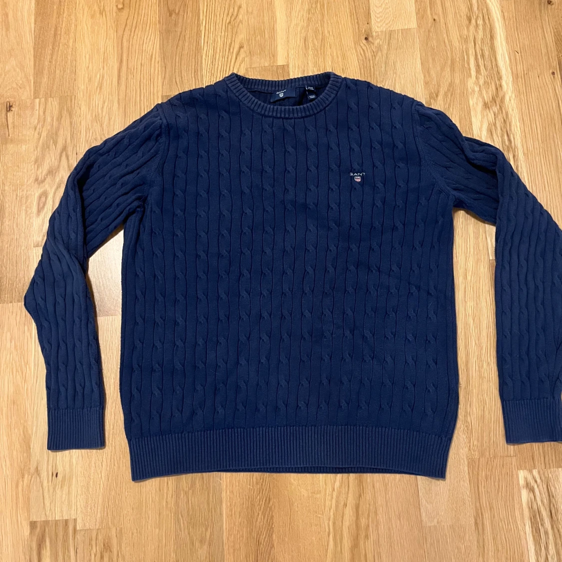 Mörkblå stickad tröja från GANT