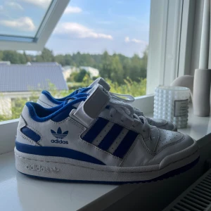 Adidas forum blå/vita sneakers!👟 - Super snygga Adidas forum sneakers med blåa detaljer! Skorna är i fint skick och inte gula alls! Skriv för fler bilder och priset kan såklart diskuteras! Skicka järna prisförslag!🥰