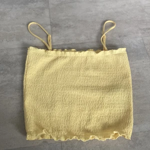 gult linne  - Storlek S, helt ny, inte använd eller uttöjd, säljer för den är för stor och drog av kvittot