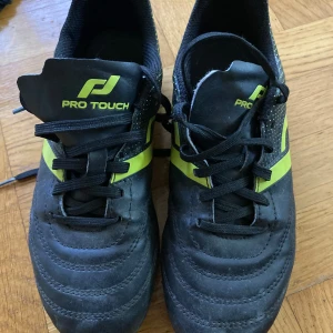 Fotbollsskor, str 36 - PRO TOUCH, str 37. Gott skick och luktar ej svett. 😎