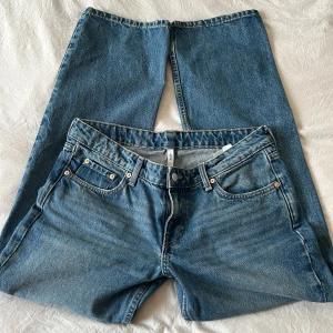 Lågmidjade jeans - Ett par snygga lågmidjade jeans från weekday utan några defekter!! Säljer då de inte passar längre och de är i storlek 30/30