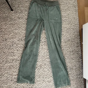 Juicy couture byxor ljusgröna XS - Inte alls använda mycket. De är i den ljusgröna färgen och storlek xs. De passar mig som vanligtvis har S. Dem har inte blivit trampade på eller uppsydda, inte alls slitna. Det enda är att ena metalldetaljen lossnat, men inget man tänker på.